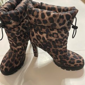 GUESS BRAND LEOPARD BOOTIE 8M